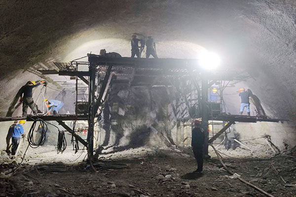 图1:横岩寨隧道进口复工复产.jpg